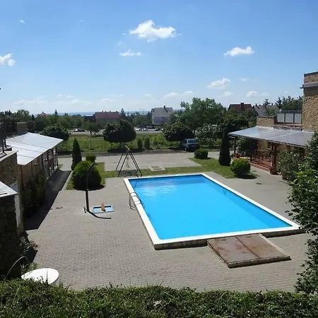 Amelia Medences 10p-re A Tagore Setanytol באלאטונפורד