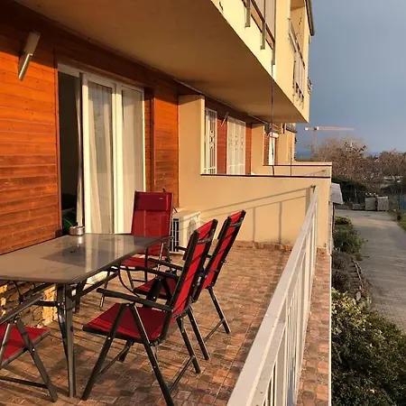 Amelia Medences 10p-re A Tagore Setanytol Balatonfured