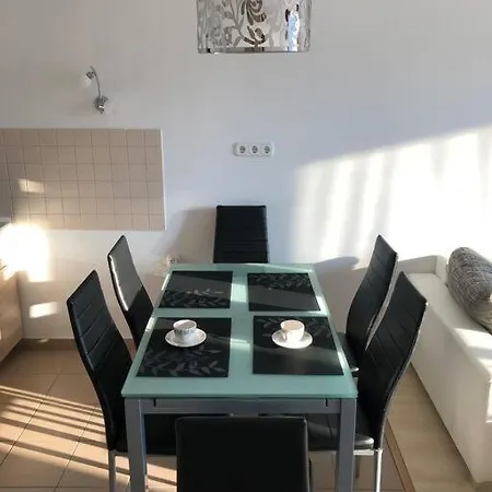 Amelia Medences 10p-re A Tagore Setanytol באלאטונפורד