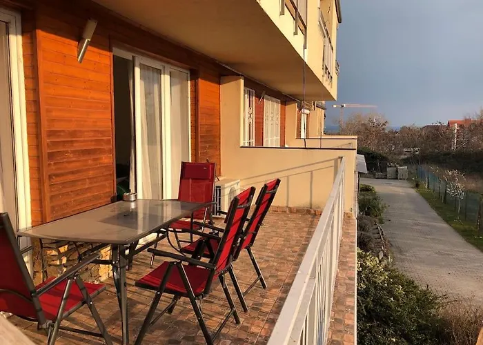 Amelia Medences 10p-re A Tagore Setanytol Balatonfüred