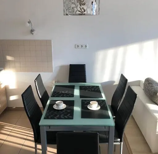 Amelia Medences 10p-re A Tagore Setanytol Balatonfured